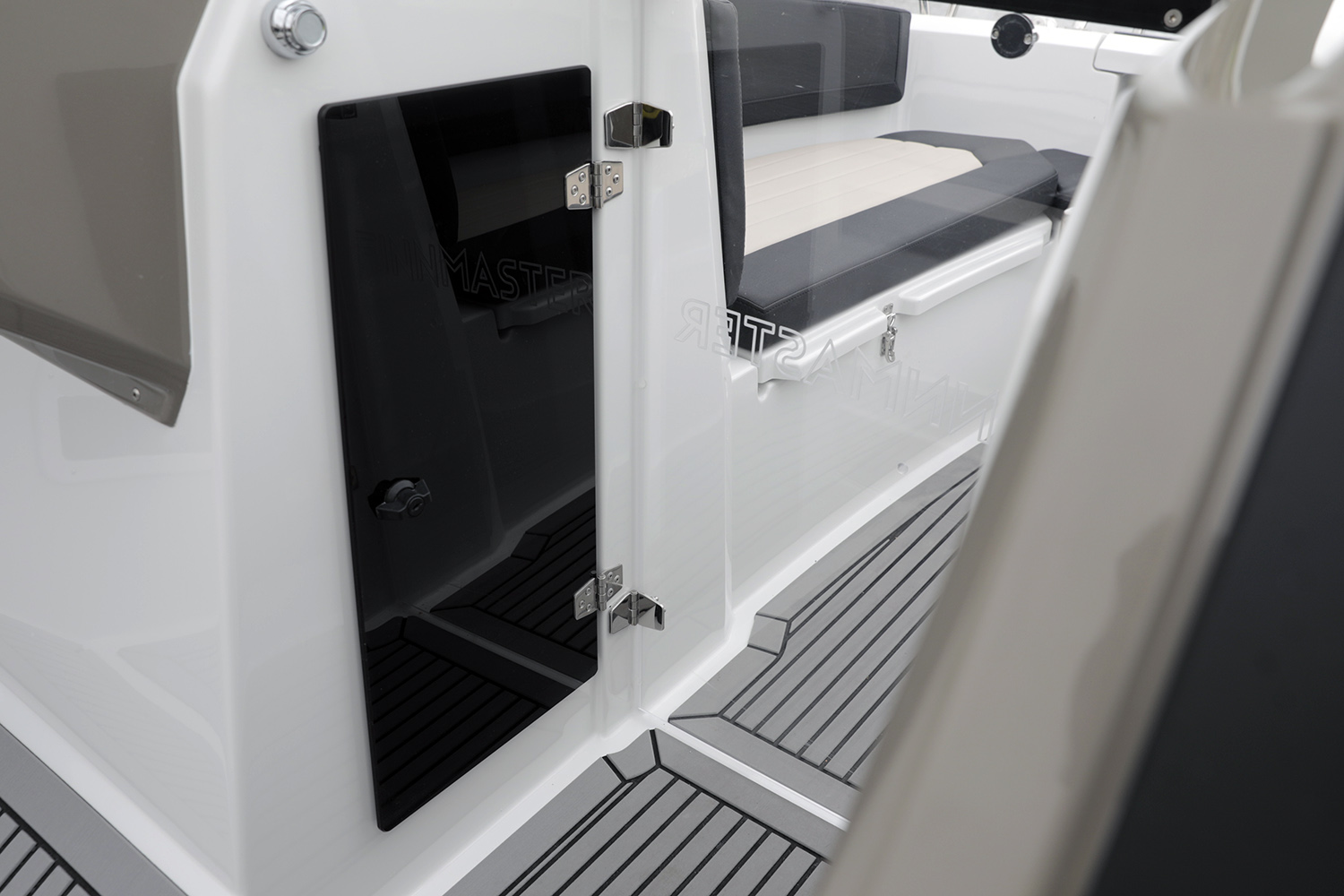 Lockable storage lockers under starboard & port side consoles