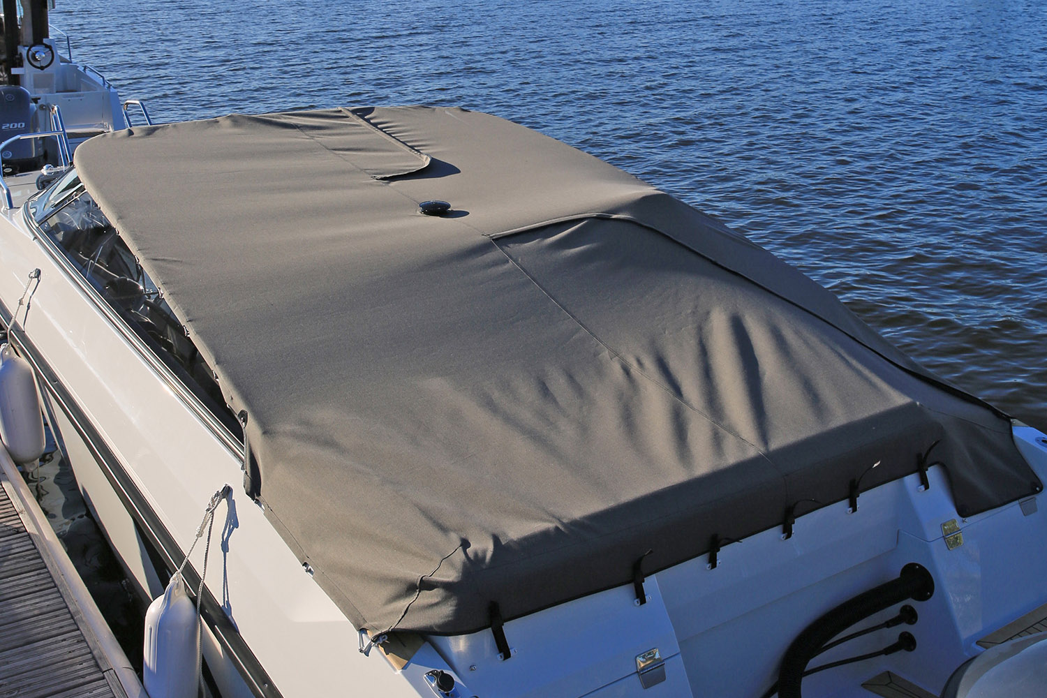 Cockpit tonneau cover rear
