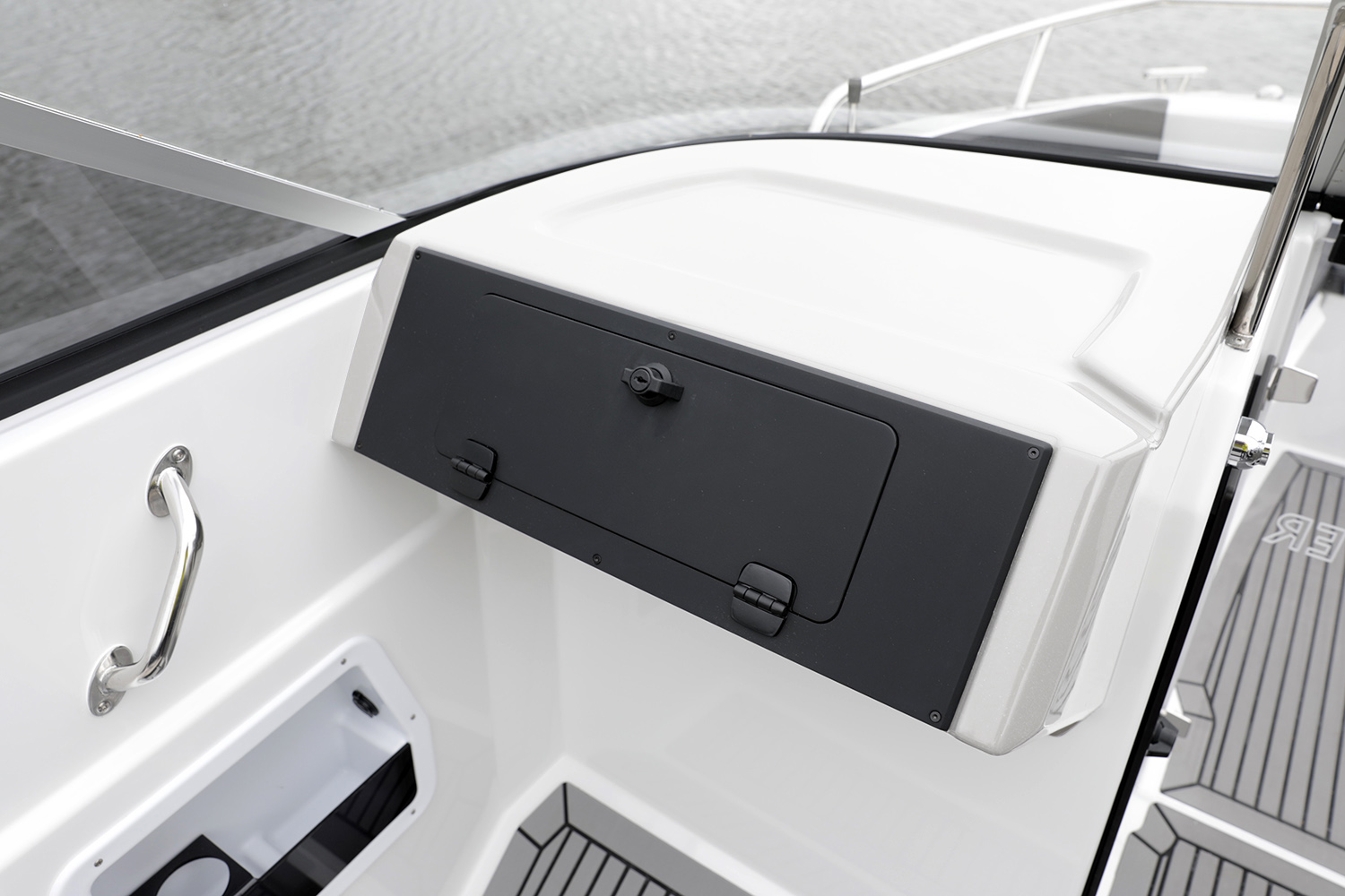 Lockable glove locker