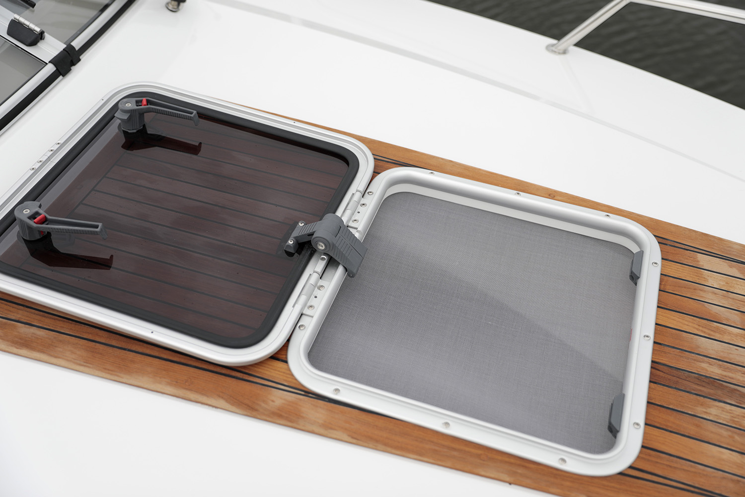 Forward deck hatch