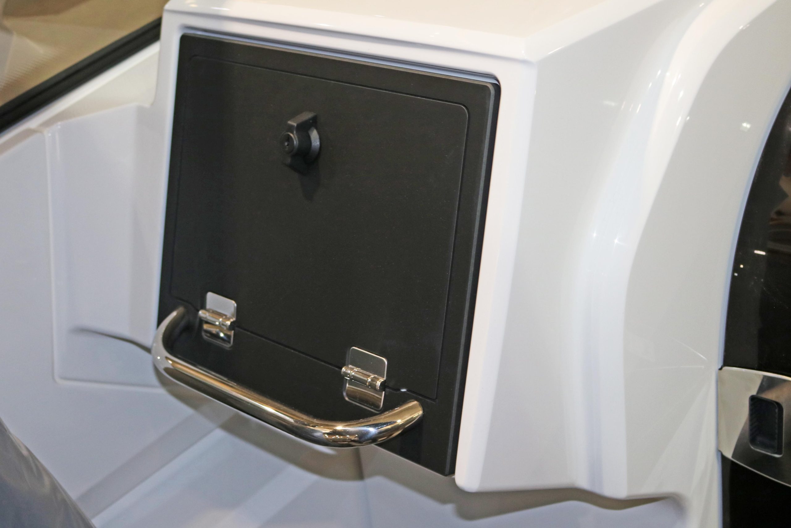 Hansikaslokero apukuljettajalle